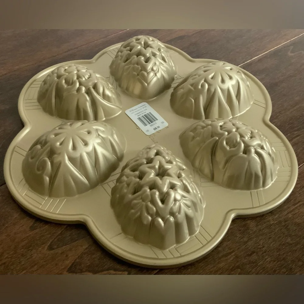 Williams Sonoma Nordic Ware Nonstick Cast Aluminum Easter Egg Cakelet NWT